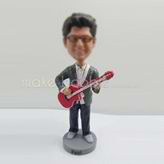 homme professionnel sur mesure avec figurines de guitare