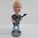 homme professionnel sur mesure avec figurines de guitare