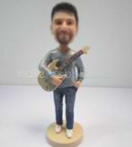 homme professionnel sur mesure avec figurines de guitare