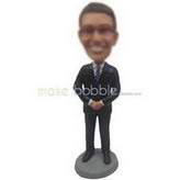 homme d'affaires en costume noir portant une paire de figurines personnalisées lunettes 