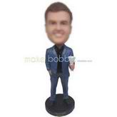 bel homme en costume bleu tenant une tasse personnalisés figurines 