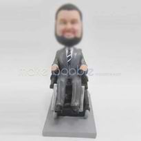 homme professionnel sur mesure et en fauteuil roulant figurines