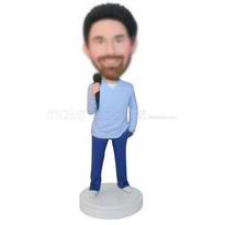 barbe homme en costume de loisirs tenant personnalisés figurines de microphone 