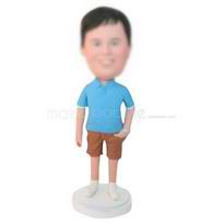 homme en bleu chemise assortie avec figurines personnalisées kaki short 