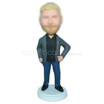 homme en gris manteau assorti avec des jeans personnalisés figurines 