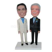 homme en costume beige et son ami en mesure figurines de costume noir 