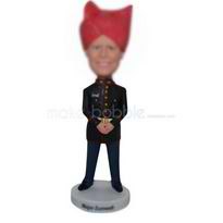 serveur hommes en uniforme correspondance avec un grand personnalisés figurines à tête rouge 