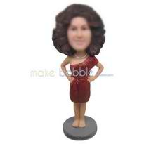 mode bouclés cheveux femme en mesure figurines robe rouge 