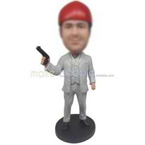 homme en costume portant une casquette rouge tenant un pistolet personnalisés figurines 