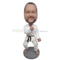 homme en blanc des uniformes de taekwondo personnalisés figurines 