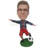 homme en short rouge jouant personnalisés de football figurines 