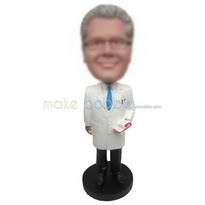 homme en costume blanc tenant un livre personnalisé figurines 