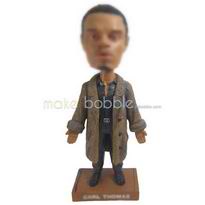 homme en mesure figurines pardessus brun 