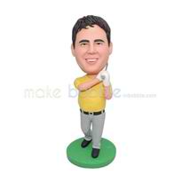 main personnalisée faire un joueur de golf avec figurines shirt jaune