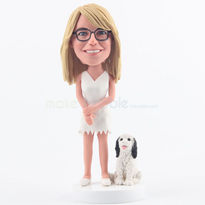 Belle dame en figurine robe blanche avec son adorable chien