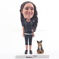 Belle dame avec ses belles figurines pour animaux de compagnie