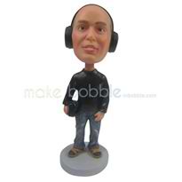 L'homme porte figurines personnalisées casque